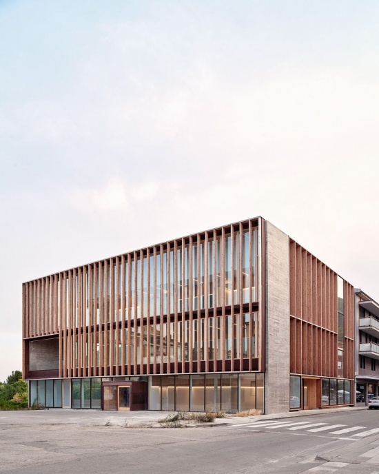 傍晚的建筑转角,Building corner in the evening