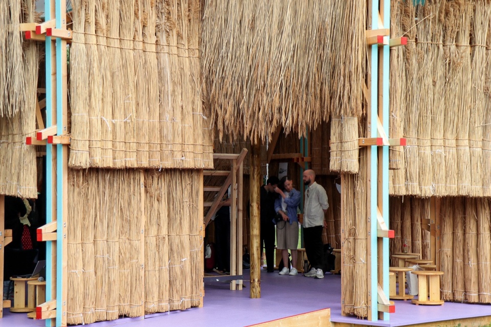 透过主入口看向室内 / Interior viewed through the main entrance