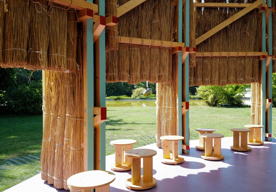 室内望向水池 / Interior overlooking the pond