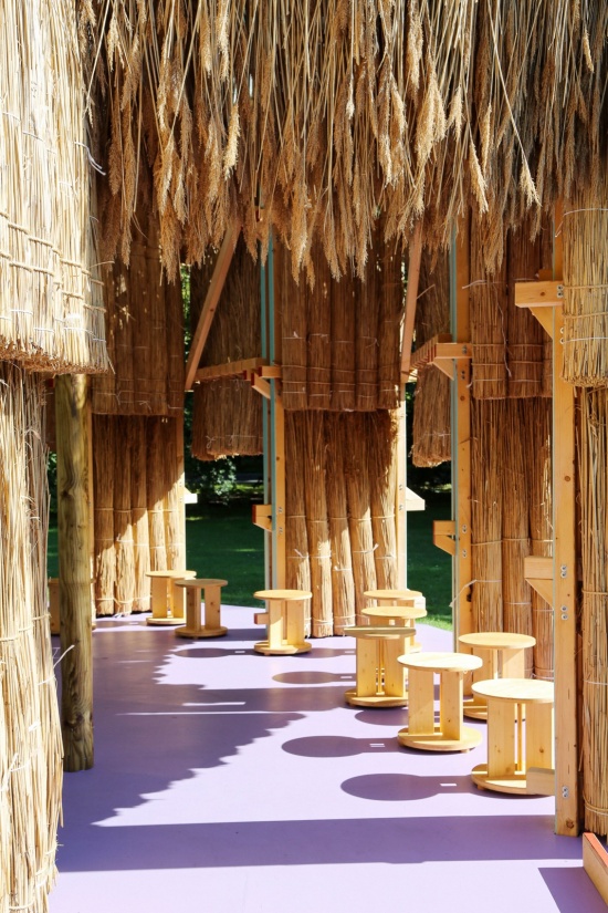 室内,透过主入口望向外部 / View outward through the main entrance