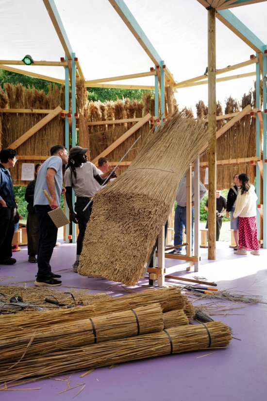 芦苇屋面工作坊期间的室内空间 / Interior during the thatching workshop