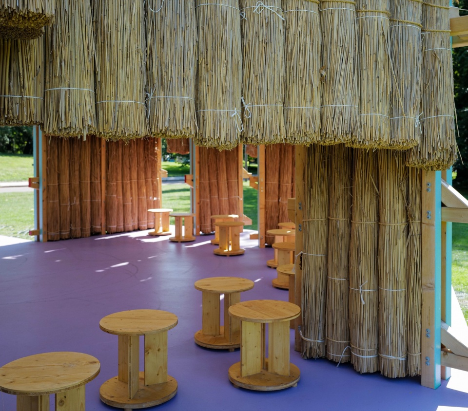 透过立面开口望向外部 / View through an opening in the façade