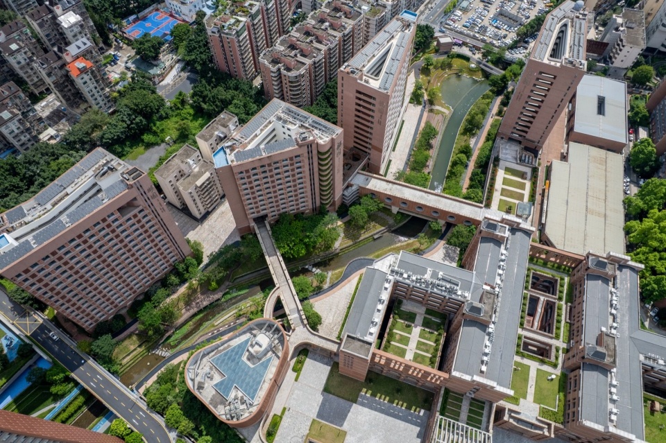 改造后河道融入校园之中,The Watercourse Reintegrated into the Campus After Renovation