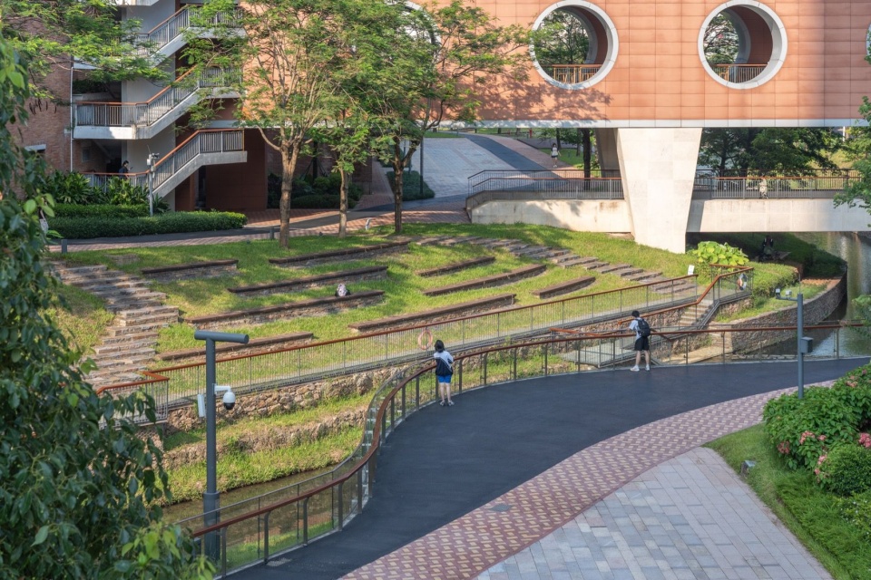 观景平台与休憩节点隔岸相望,Viewing Platform and Resting Area Facing Each Other Across the Watercourse