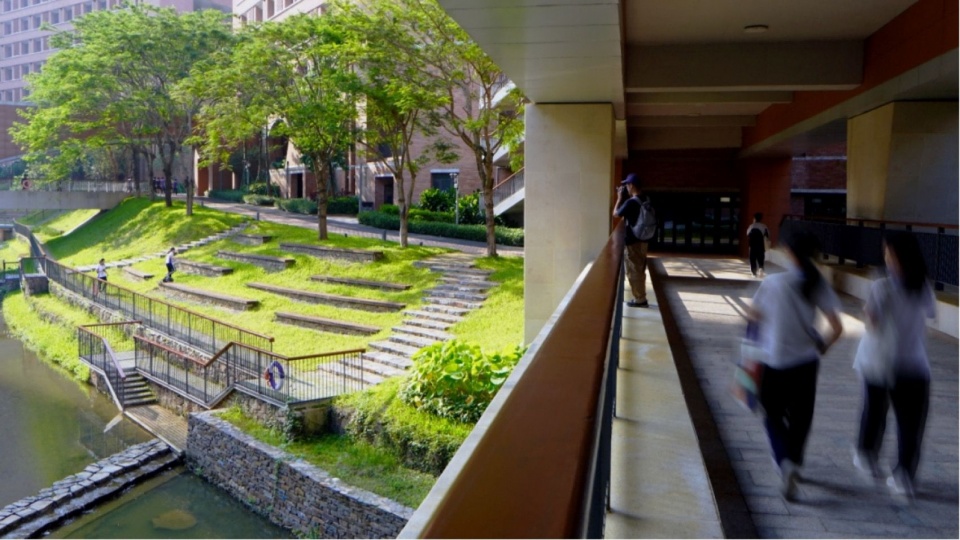 从廊桥看向河道,View of the Watercourse from the Bridge