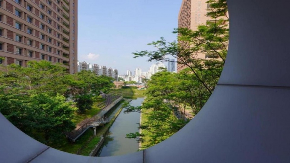从廊桥看向河道,View of the Watercourse from the Bridge