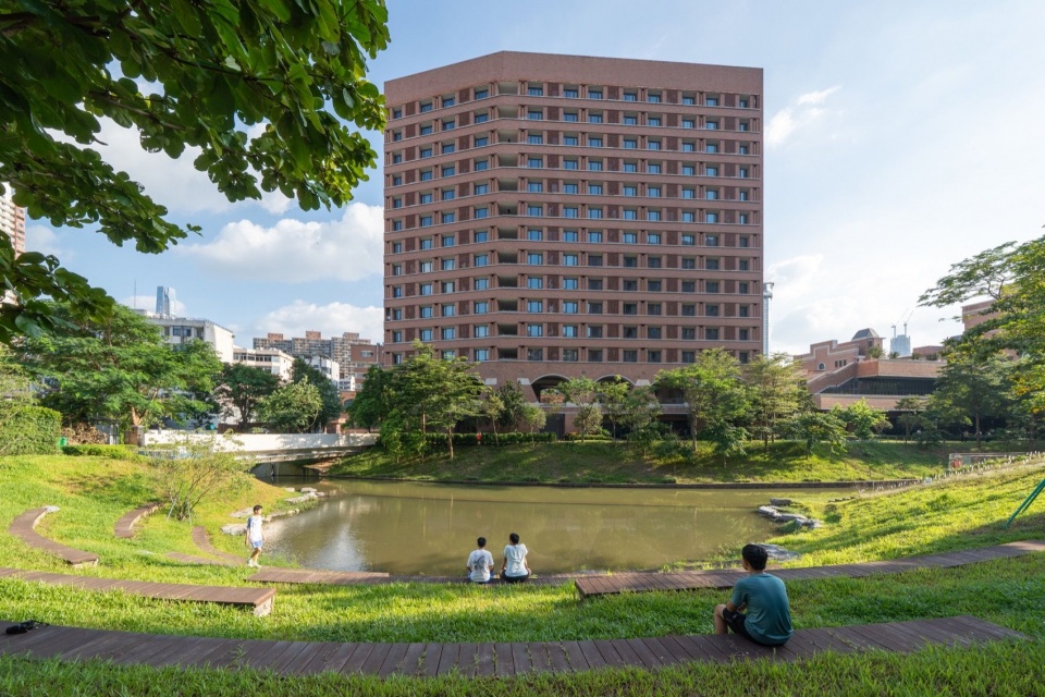木兰树下、河湖景前,Beneath the Magnolia Trees, Overlooking the River