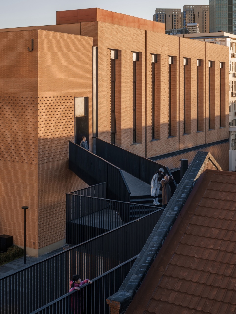 J栋与拱形连廊俯瞰 / Overlooking Building J and the arched walkway