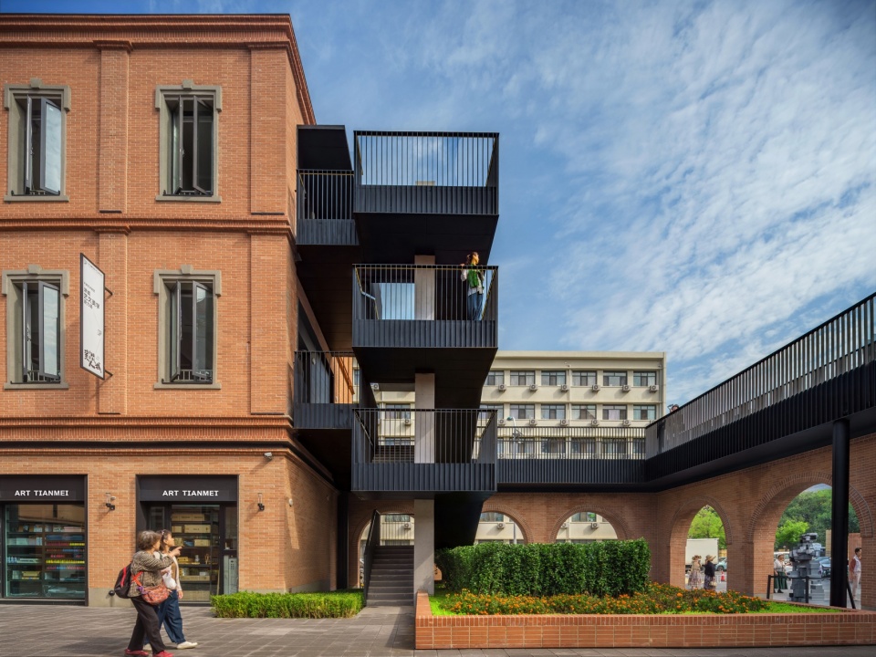 G栋外挂楼梯与拱形连廊 / External staircase of Building G and the arched walkway