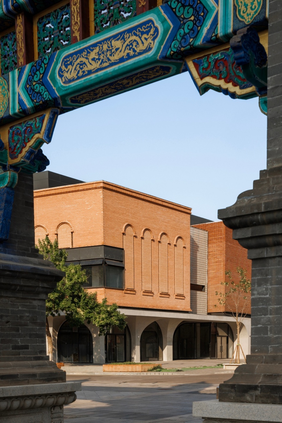 从大悲院牌坊看K1栋 / View of Building K1 through the Dabei Temple gateway