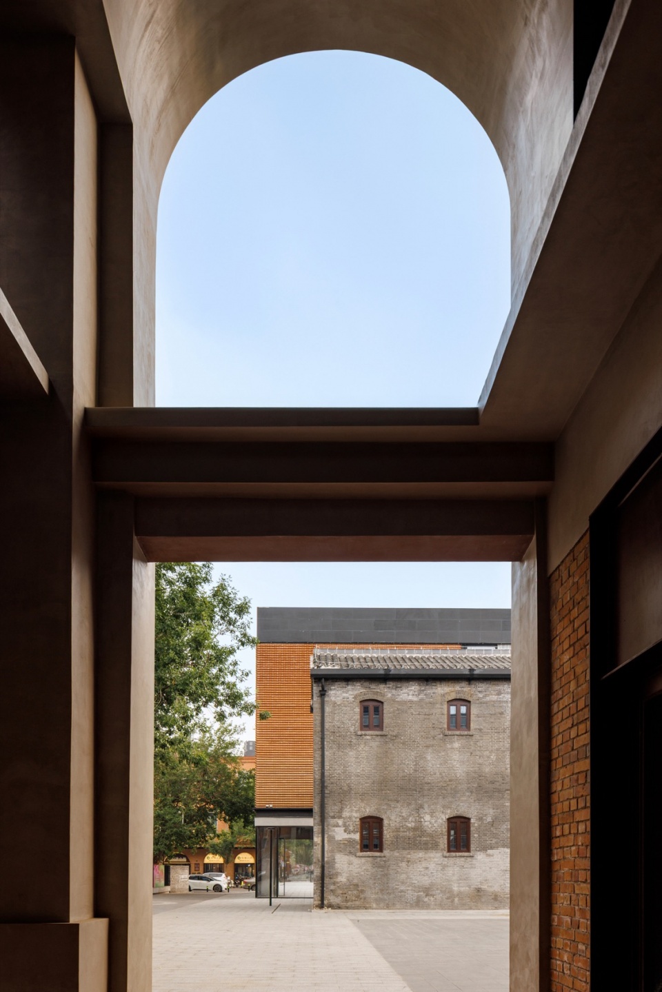 从L栋架空通廊看内广场 / View of the inner plaza from the open passage in Building L