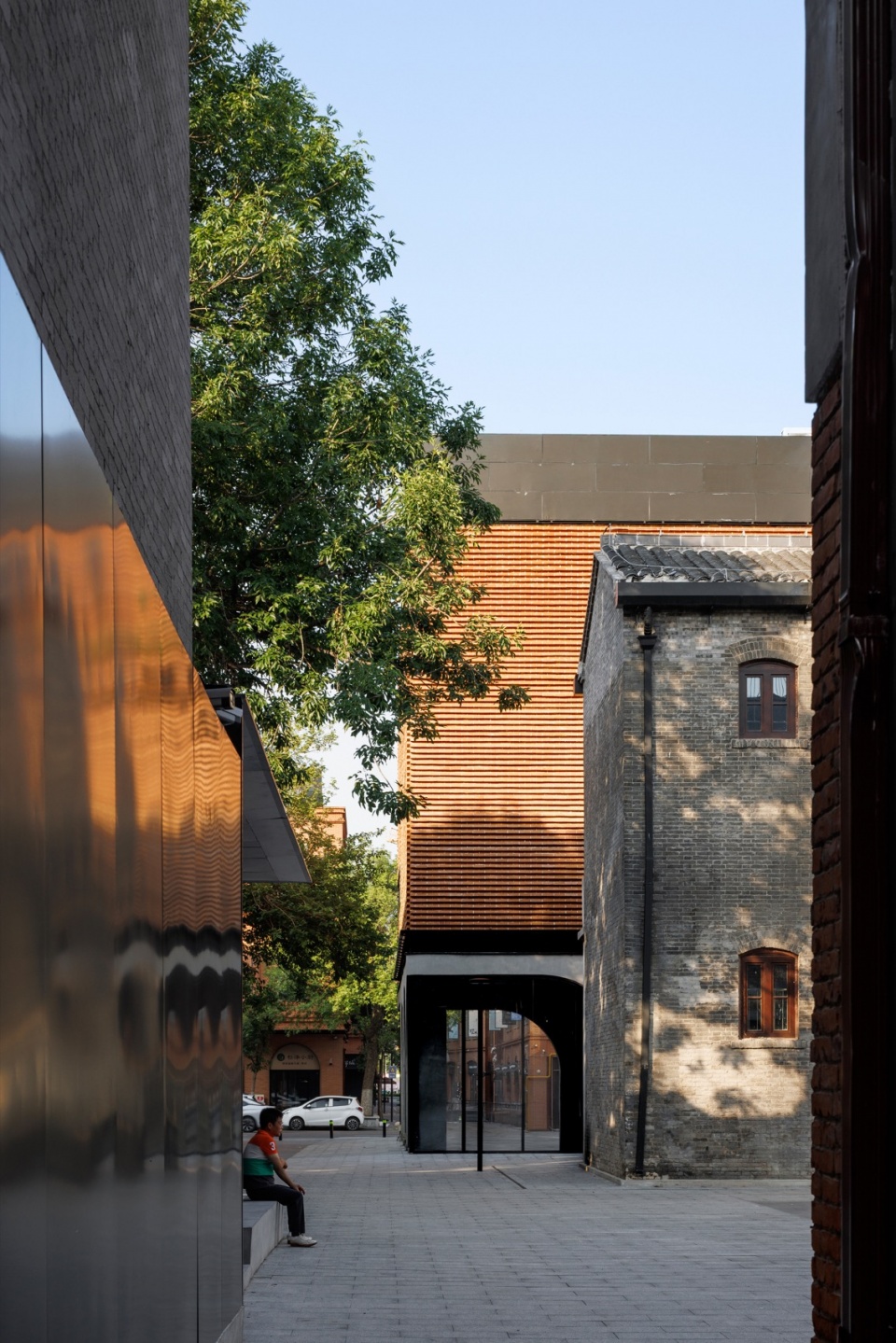 从L栋与石膏馆之间的巷道看内广场 / View of the inner plaza from the lane between Building L and the plaster sculpture hall