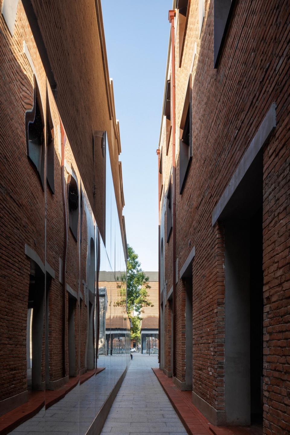 L栋与石膏馆之间的巷道 / Lane between Building L and the plaster sculpture hall