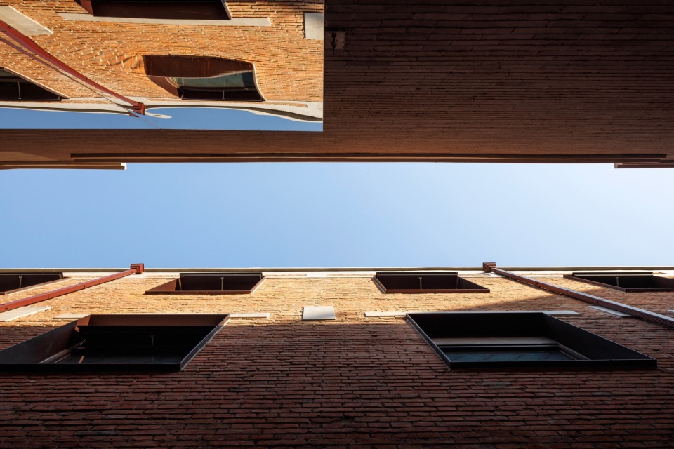 L栋与石膏馆之间的一线天 / A slice of sky between Building L and the plaster sculpture hall