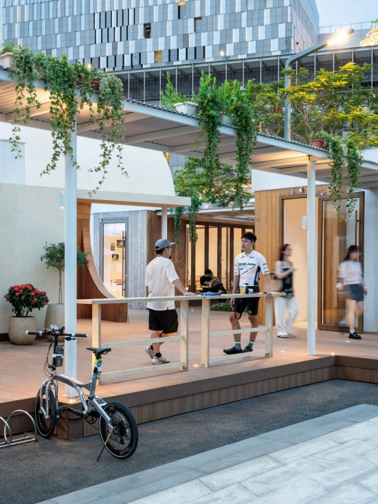 暮色中的店铺入口,Shop entrance at dusk
