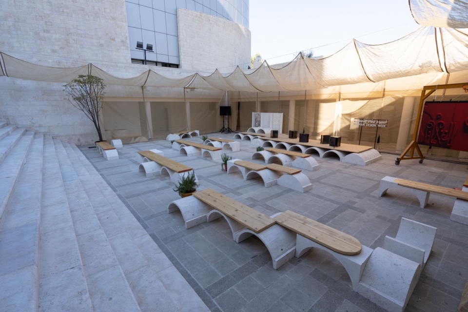 阶梯旁的开放空间 / Open space beside the steps