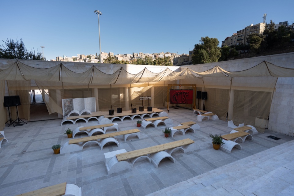 石拱组成的户外讲堂 / An outdoor lecture space formed by stone vaults