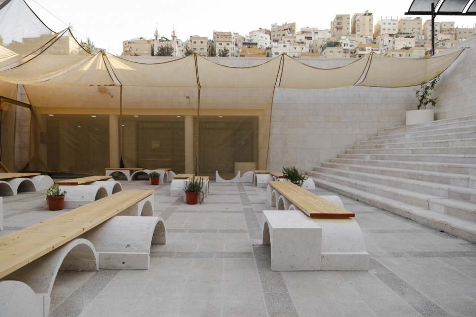 庭院中的座席排列 / Seating arrangement in the courtyard