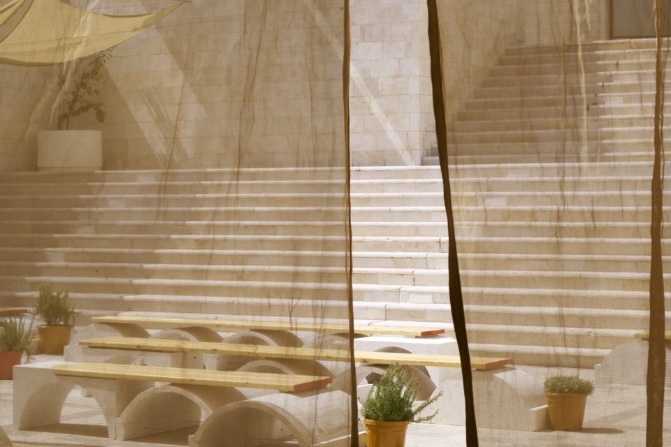 透过织物看向庭院 / Courtyard seen through the fabric
