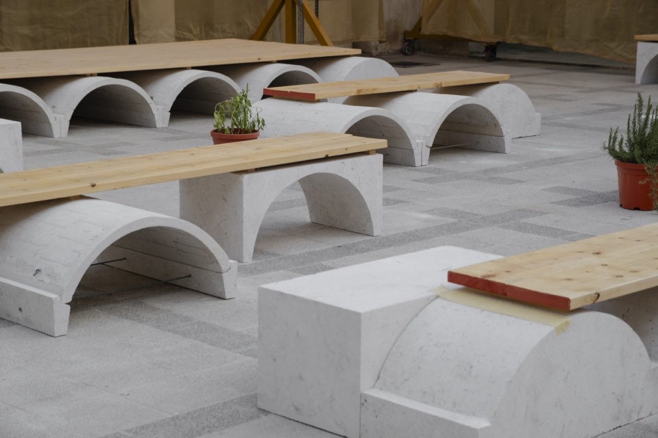 石拱与木板组成的座椅 / Seating composed of stone vaults and timber boards