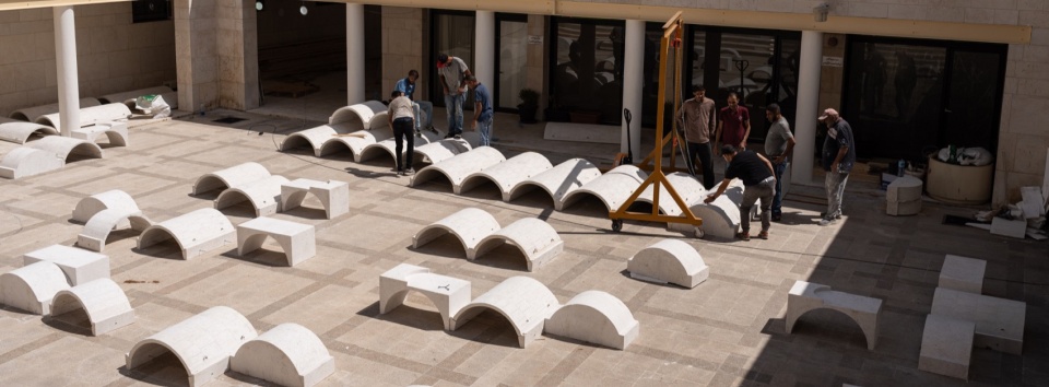 石拱安装现场 / Stone vault installation in progress