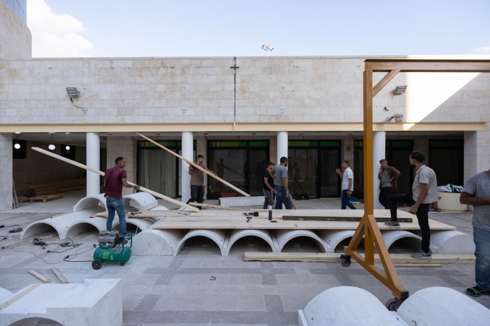 搭建中的庭院 / The courtyard under construction