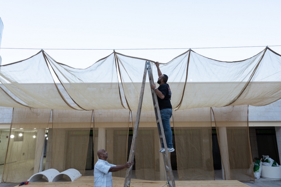 安装织物遮篷 / Installing the fabric canopy