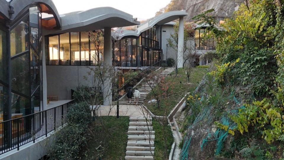 沿山道形成的连续拱高低参差的边界
