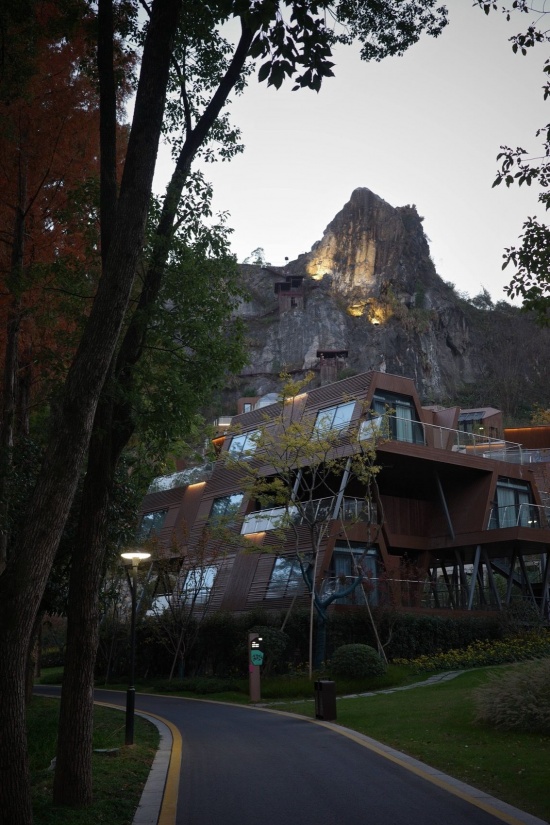 山脚下的树栖堡木屋