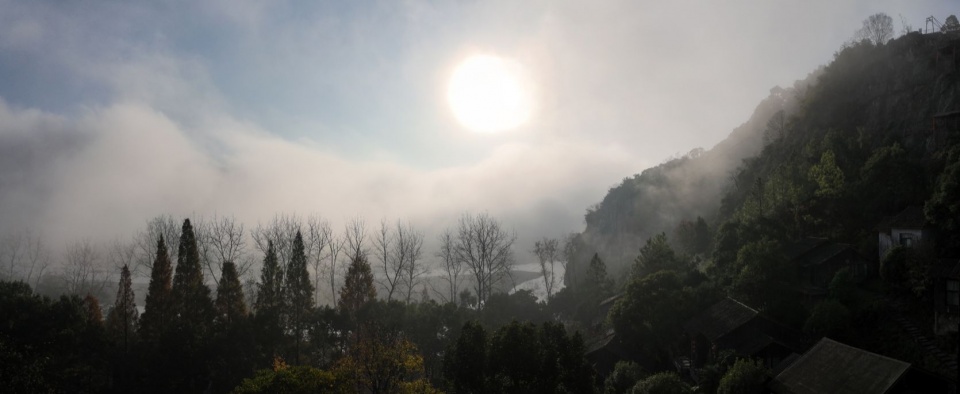 从原场地遥望桐庐分水江