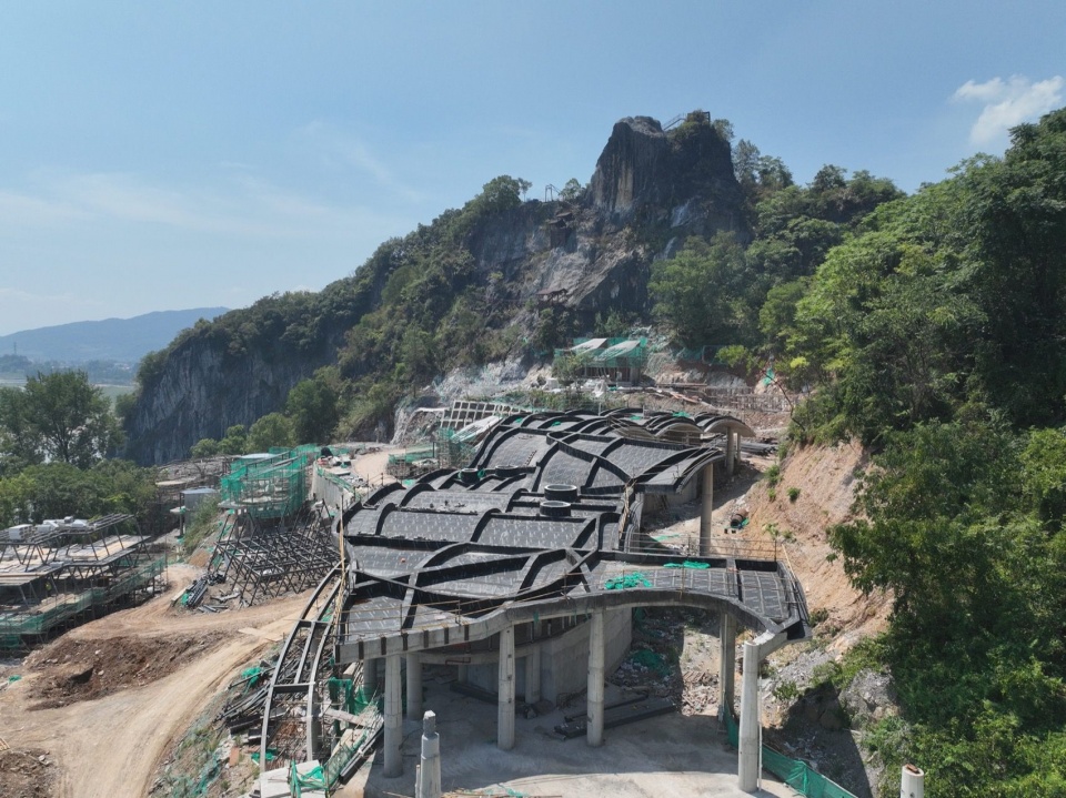 十二拱堂屋面建造中