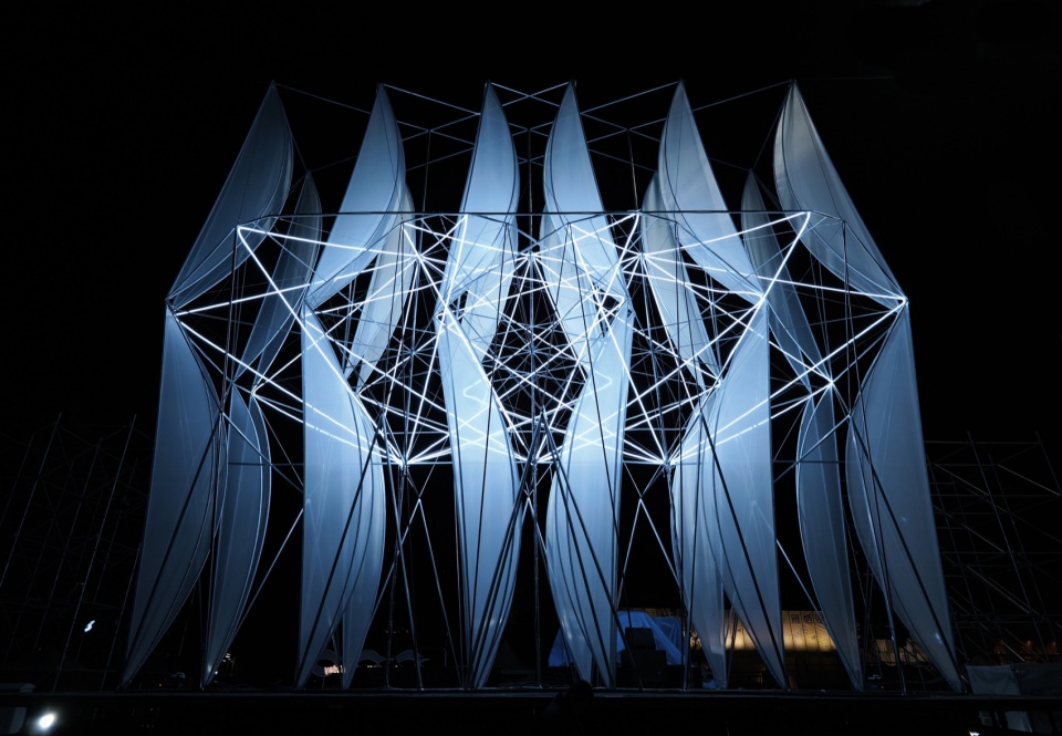 组合装置正面白色发光线条与纱面 / Assembly, luminous lines and gauze seen from the front