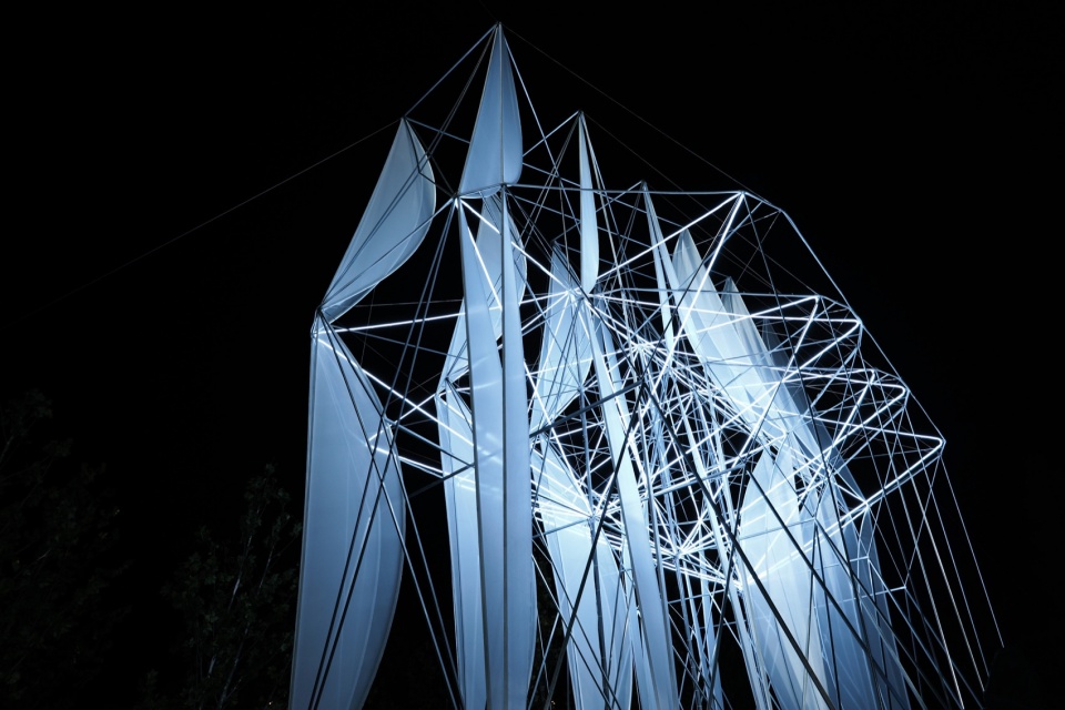 组合装置夜间斜向结构视图 / Assembly, illuminated structure seen obliquely