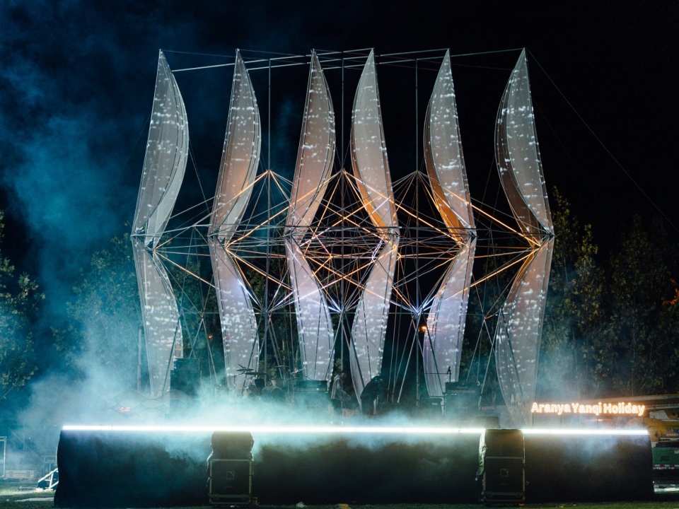 组合装置夜间无纺纱上的映射影像 / Assembly, mapped imagery on translucent nonwoven gauze at night