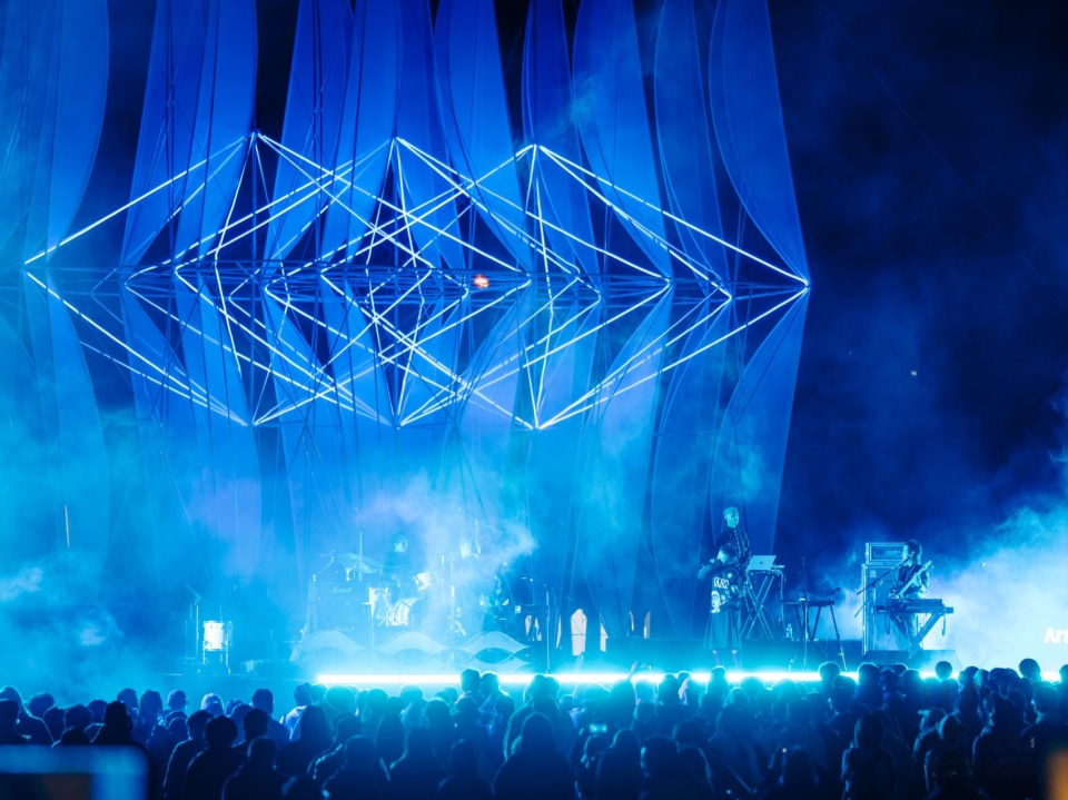 组合装置中部菱形结构的灯带变化 / Assembly, LED effects on the central diamond-shaped structures