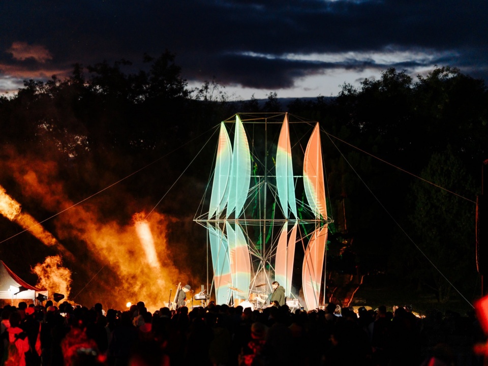 斜置装置夜间演出状态 / Reorientation during a night-time performance