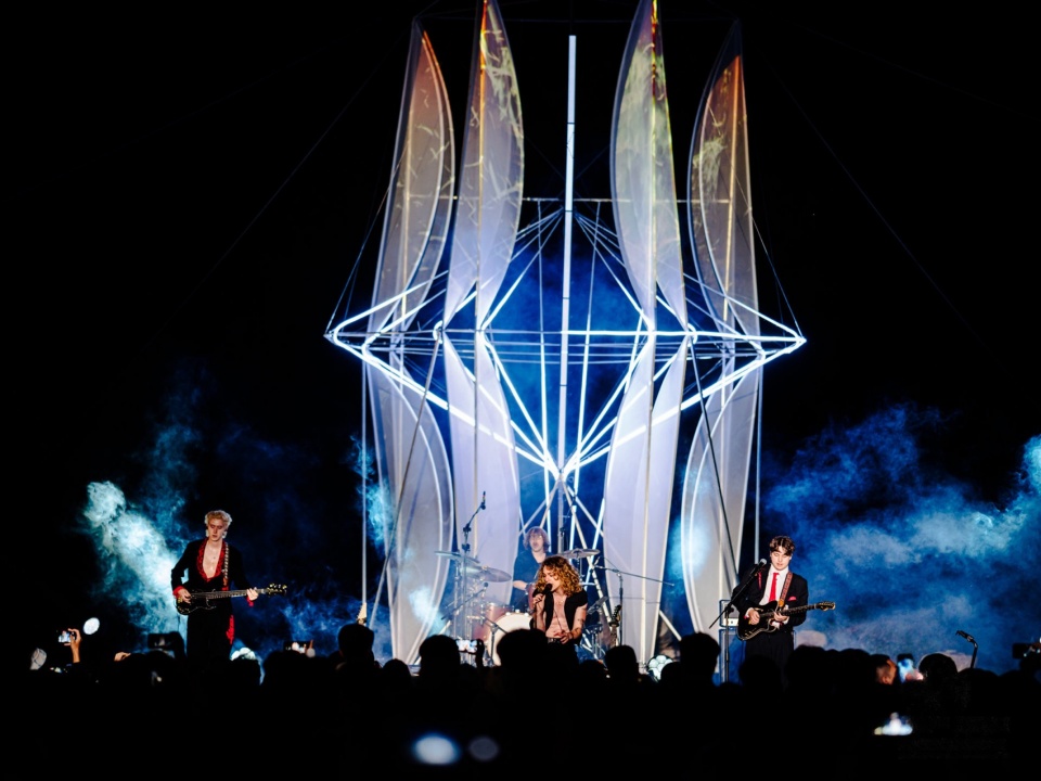 斜置装置夜间灯带与表演者 / Reorientation, programmed LEDs and performers at night