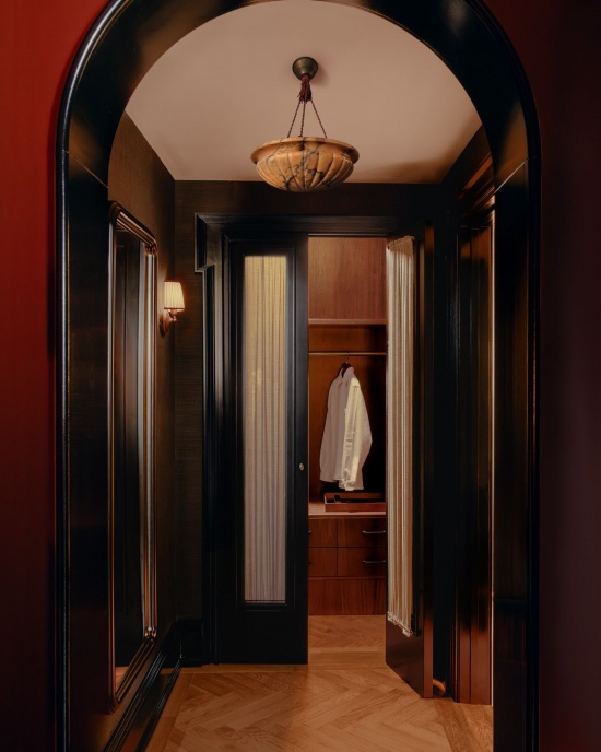套房内的拱形通道 / Arched passage in the suite