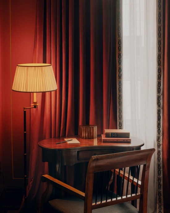 窗边书桌 / Desk by the window