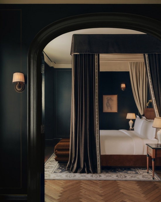 黑色套房卧室 / Black suite bedroom