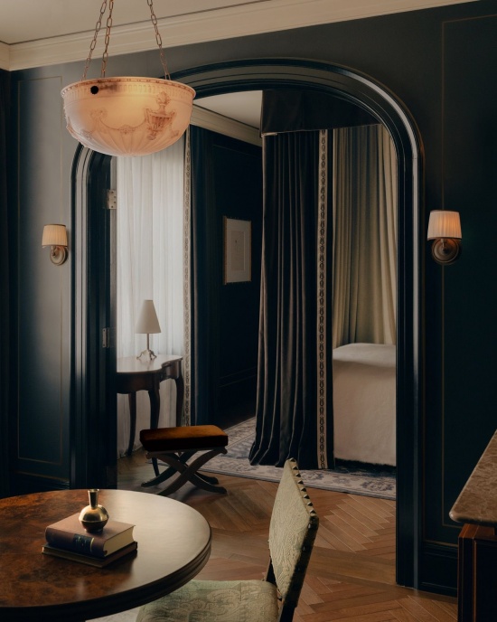 黑色套房起居空间 / Black suite living space