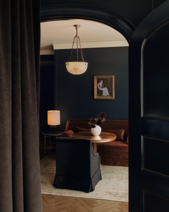 黑色套房的拱门与家具 / Archway and furniture in the black suite