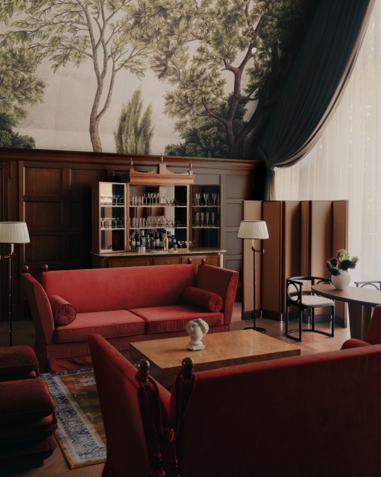 顶层公寓的木护墙与家具 / Wood panelling and furniture in the penthouse