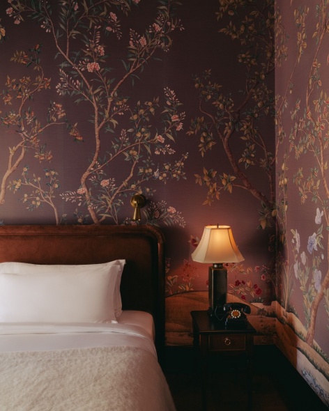 花卉壁纸卧室 / Bedroom with floral wallpaper