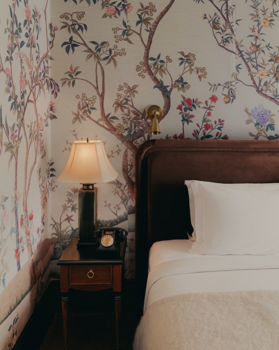 浅色花卉壁纸卧室 / Bedroom with pale floral wallpaper