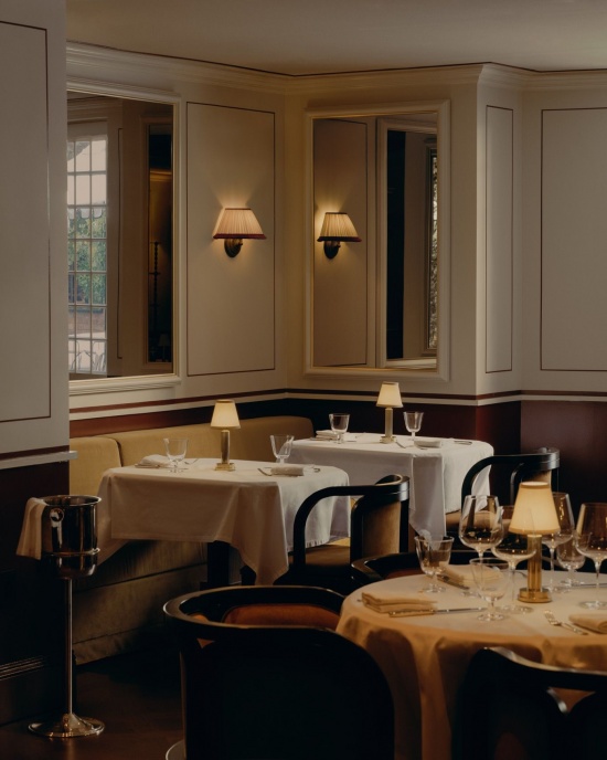 靠窗的用餐空间 / Dining space by the window