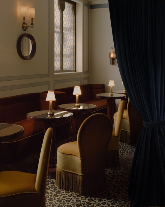 会客厅的座椅与窗帘 / Seating and drapery in the living room
