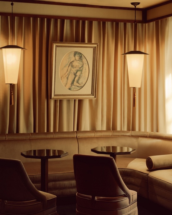 酒吧的帷幔与卡座 / Drapery and banquettes in the bar