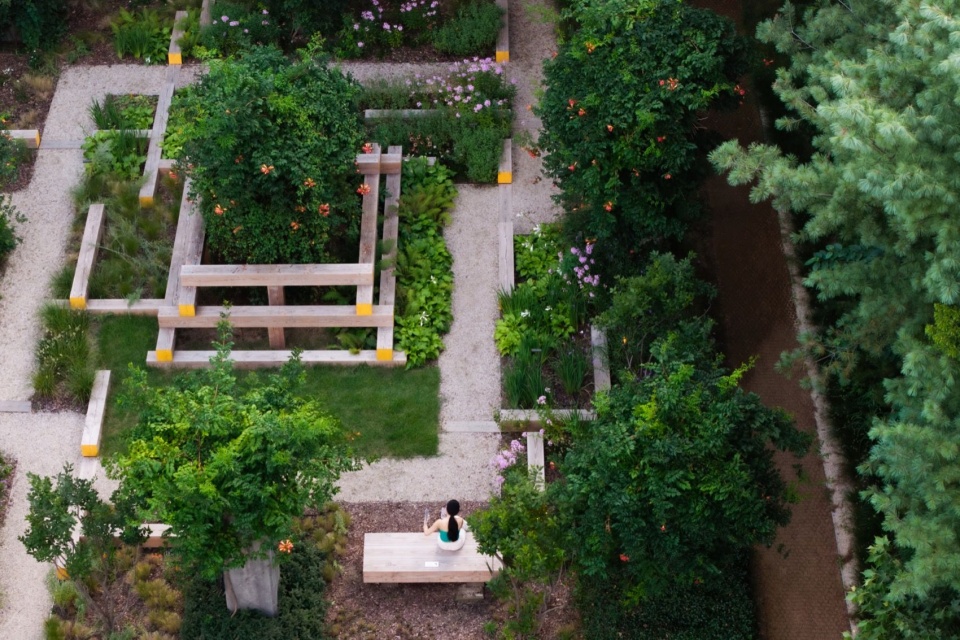 俯瞰之下,花园的经纬清晰可见 / The woven pattern of the garden seen from above