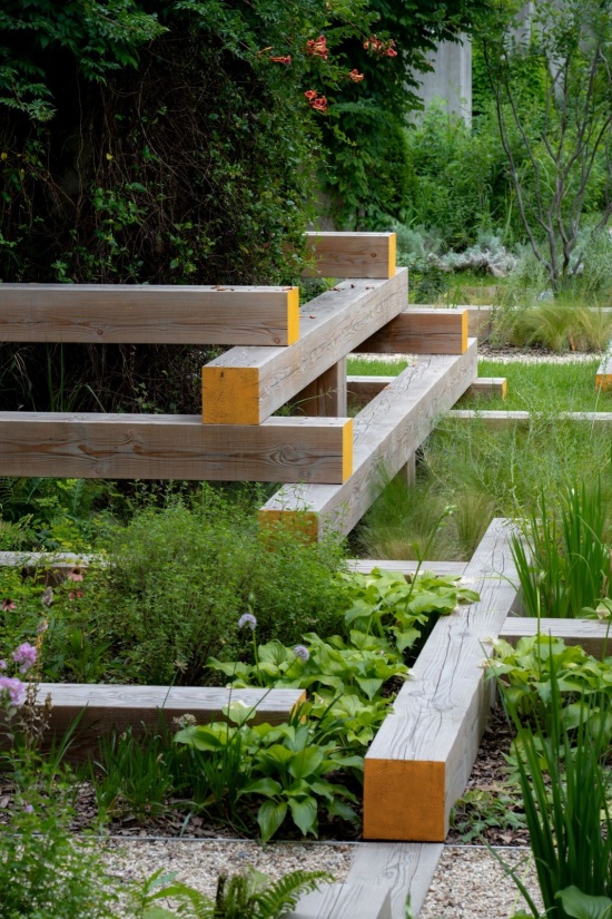 编织的构架融于自然植物之中 / The woven framework amid planting